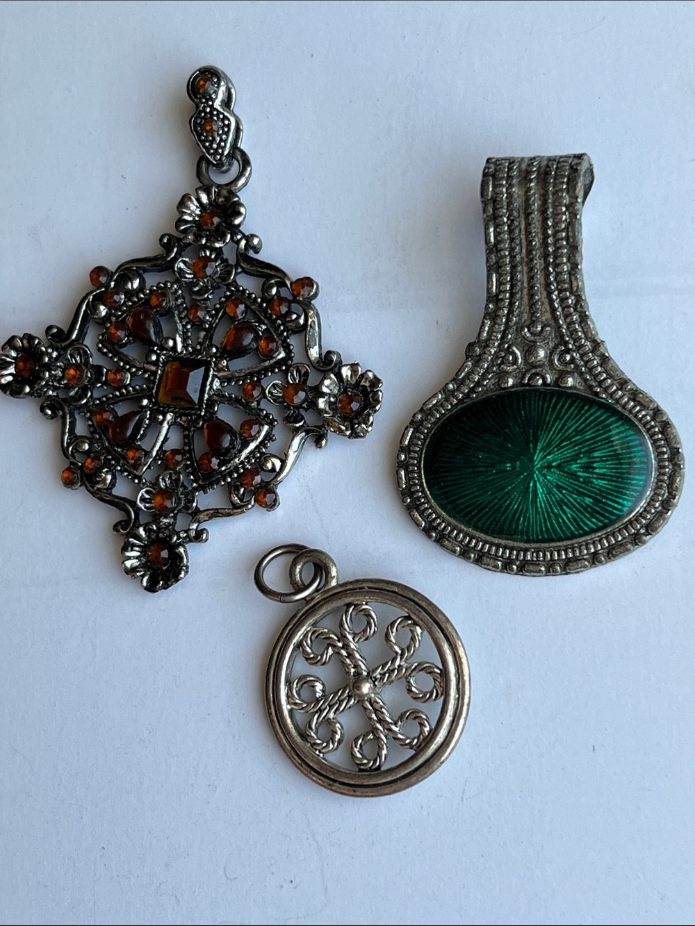 Vintage-Style Women's Necklace Pendant Set in Amber and Emerald